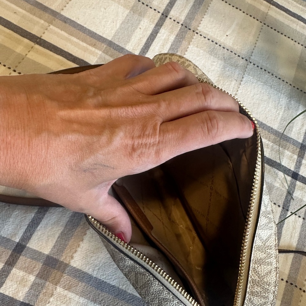 Michael Kors crossbody - Picture 3 of 3